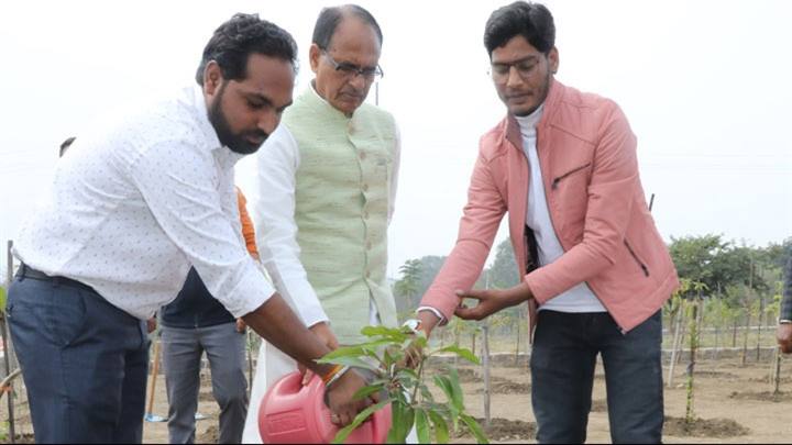 मुख्यमंत्री श्री चौहान ने राधा स्वामी सत्संग संस्था के पदाधिकारियों के साथ पौध-रोपण किया